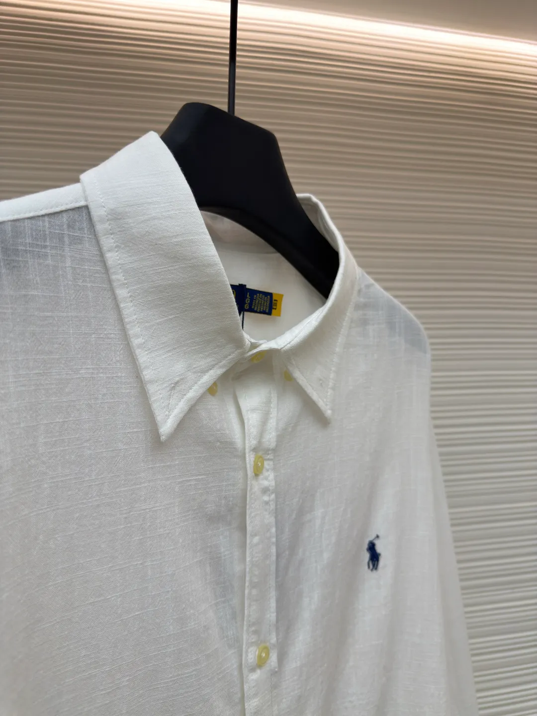 Ralph Lauren embroidered linen shirt ●Original version: Purchased and developed at 1690 ●Item number: 1680732-A75 ●Material: linen fabric ●Technology: embroidery production ●Version: fitted version ●Weight: about 235 grams ●Size: S-M-L-XL ●Description: Selected high-quality linen material with natural texture and breathability, tight and smooth, comfortable and skin-friendly, elegantly presented with a deep ink color The exquisite red pony mark is embellished, like a smart flame in the dark night. The clever design of the outer I-shaped pleated split back shoulder adds a sense of agility and detachment, and contains the soul of fashion in a minimalist shape. Adopt imported machine embroidery technology, use advanced computer control system and precision mechanical components to achieve the iconic pony embroidery operation with high precision and smooth and delicate lines. Adopting side-turning and embedded clamping stitching technology, it is smooth and tidy. The fabrics have been carefully washed and have a better feel and texture. They are not easy to deform, shrink or fade, and maintain long-term beauty. The overall wiring is straight and delicate, the fabric is comfortable and soft, and the color is consistent without color difference. It can be matched with the same style to create a fashionable look and control various occasions. Customized accessories, complete with three standards, same style for men and women!
